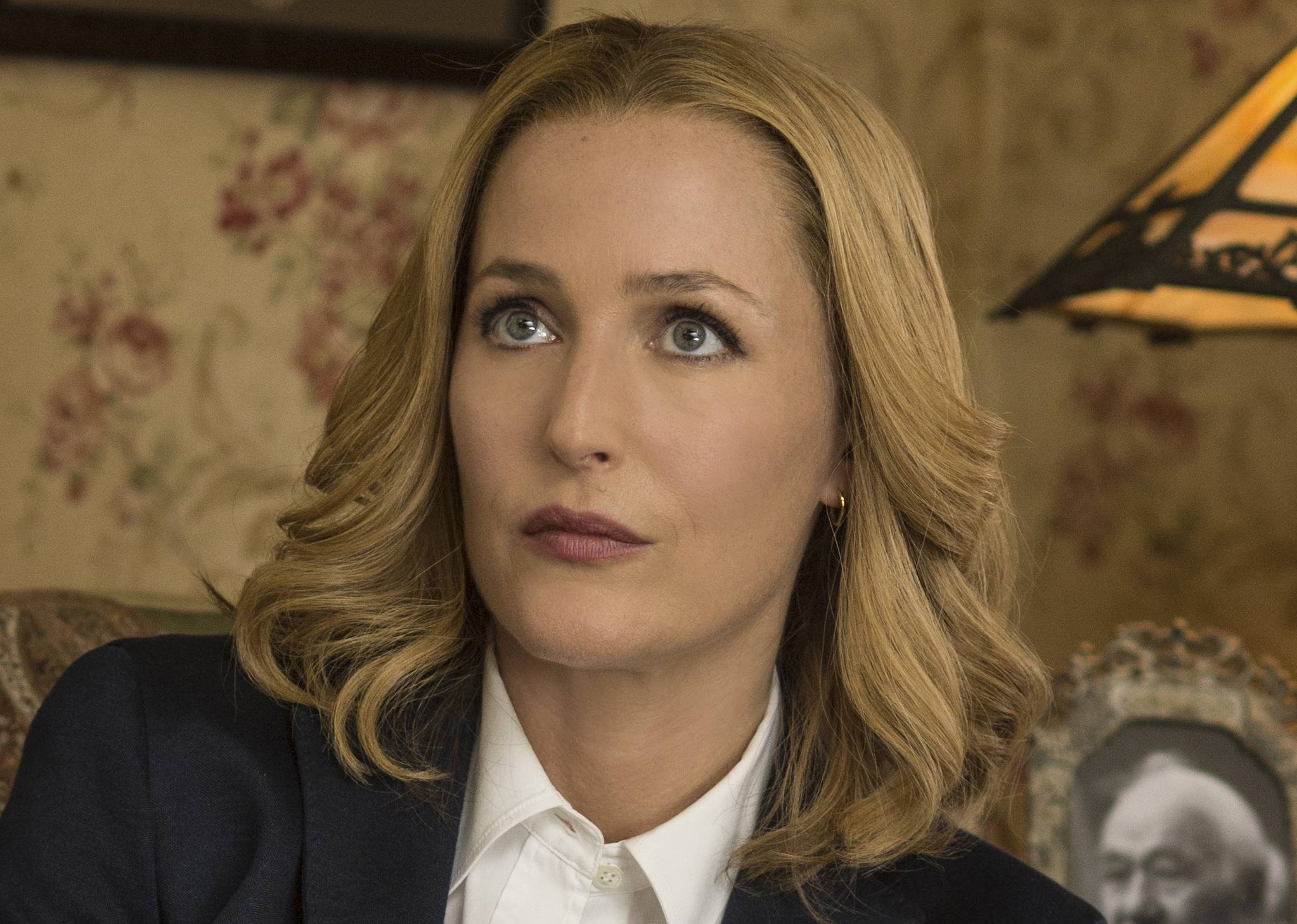 New Photo Gillian Anderson As Scully On The X Files Set – Tv Insider