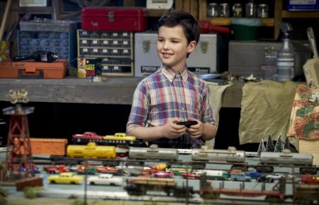 Young Sheldon; em>Young Sheldon is a new half-hour, single-camera comedy created by Chuck Lorre and Steven Molaro, that introduces The Big Bang Theory's Sheldon Cooper (Iain Armitage), a 9-year-old genius living with his family in East Texas and going to high school.
