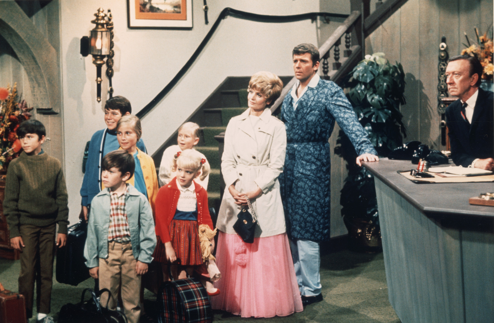 'The Brady Bunch' Cast Reunites At Their Iconic TV Family Home For HGTV ...