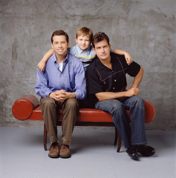 Jon Cryer, Angus T. Jones und Charlie Sheen in „Two And A Half Men“