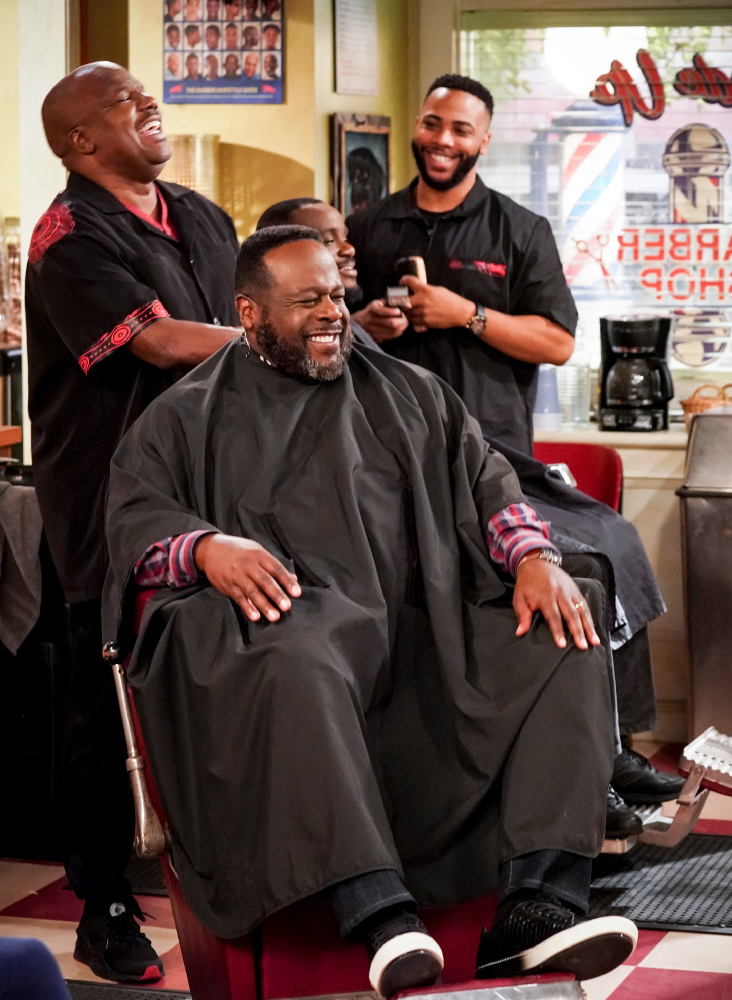 'The Neighborhood' First Look Cedric the Entertainer Returns to His