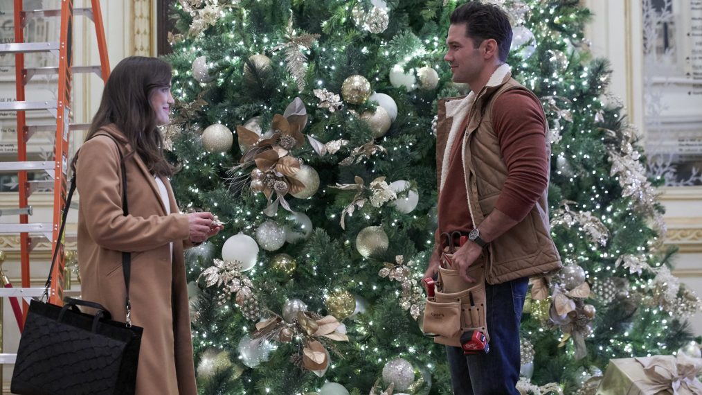 Elizabeth Henstridge & Ryan Paevey Share Traditions in 'Christmas at The  Plaza' (PHOTOS)
