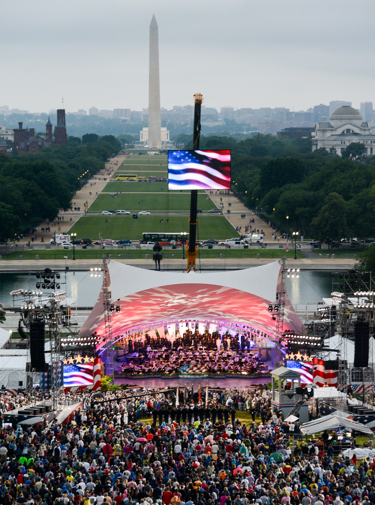 Joe Mantegna & Gary Sinise Host 'The National Memorial Day Concert'