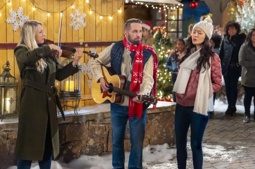 'The Christmas Bow's Romance Is Put on Hold (VIDEO)