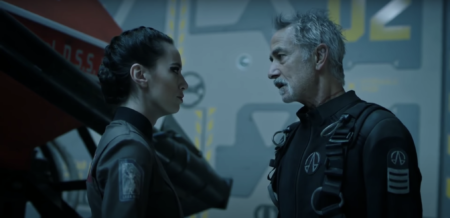 Cara Gee as Camina Drummer and David Strathairn as Klaes Ashford in The Expanse