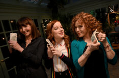 Mary Steenburgen, Jane Levy, and Bernadette Peters flipping cash in Zoey's Extraordinary Playlist - Season 2