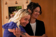 Lecy Goranson and Sara Gilbert in The Conners