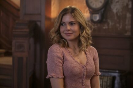 'Cornered': 'Ghosts' Star Rose McIver Reveals Her Favorite Hobbies (VIDEO)