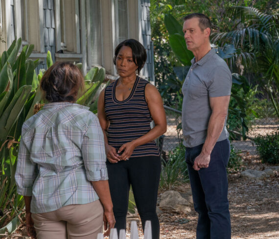 Angela Bassett and Peter Krause in 9-1-1.