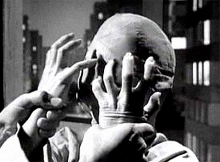 Standbild aus der Twilight Zone-Folge „Eye of the Beholder“