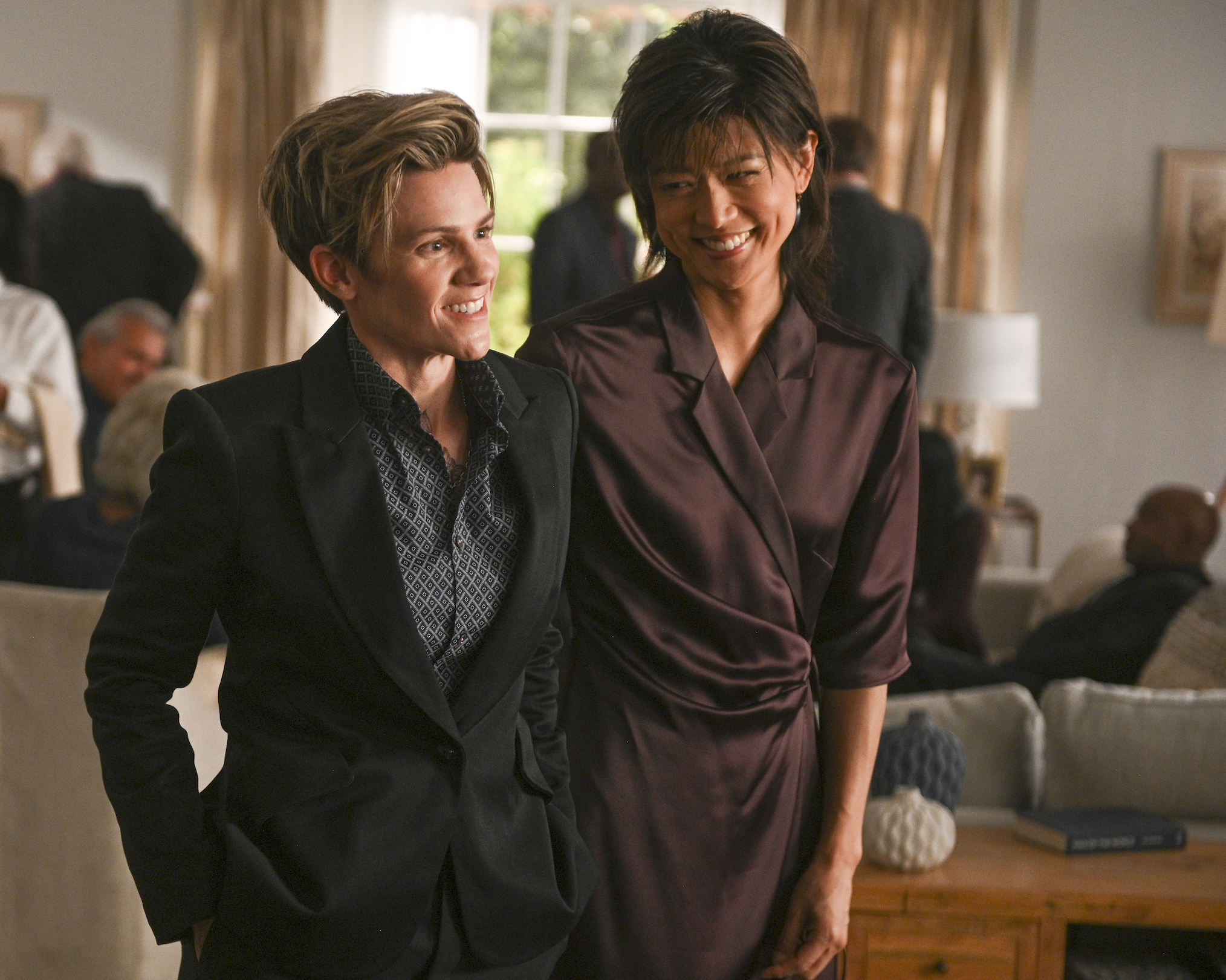 Cameron Esposito und Grace Park in „A Million Little Things“