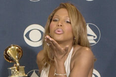 Toni Braxton poses backstage with her award for Best Female R&B Vocal Performance at the 43rd annual Grammy Awards