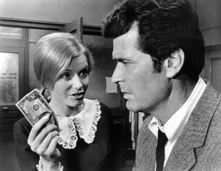 Sharon Farrell und James Garner in „Marlowe“ (1969)