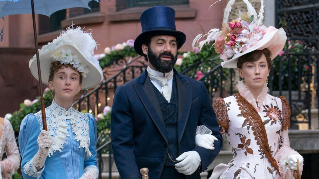 Taissa Farmiga, Morgan Spector und Carrie Coon in Staffel 2 von „The Gilded Age“.