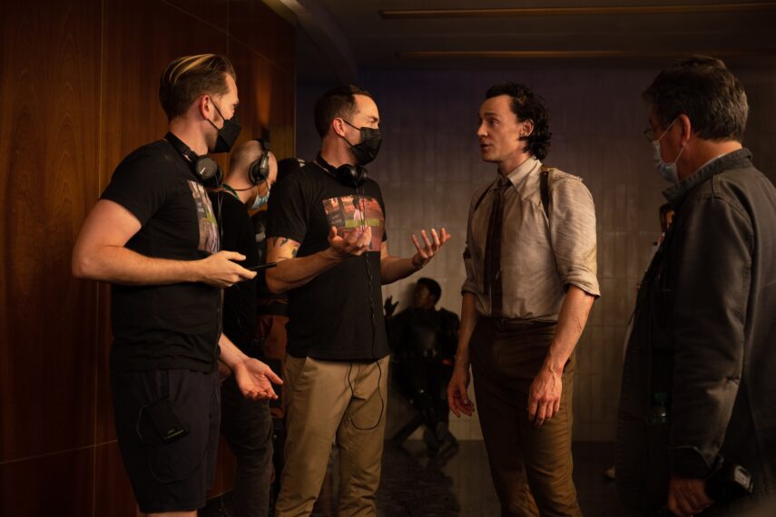 Aaron Moorhead und Justin Benson mit Tom Hiddleston hinter den Kulissen der zweiten Staffel von „Loki“.