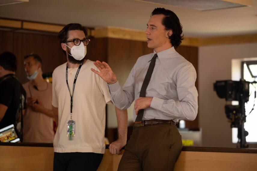 Kevin Wright und Tom Hiddleston hinter den Kulissen der zweiten Staffel von „Loki“. 