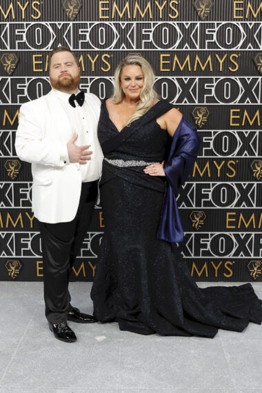Paul Walter Hauser und Amy Elizabeth Boland nehmen an den 75. Primetime Emmy Awards am 15. Januar 2024 im Peacock Theater in Los Angeles, Kalifornien, teil.