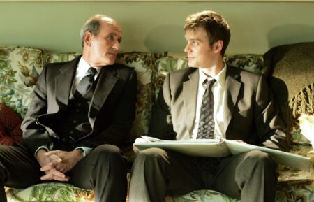 Richard Jenkins and Peter Krause in 'Six Feet Under'