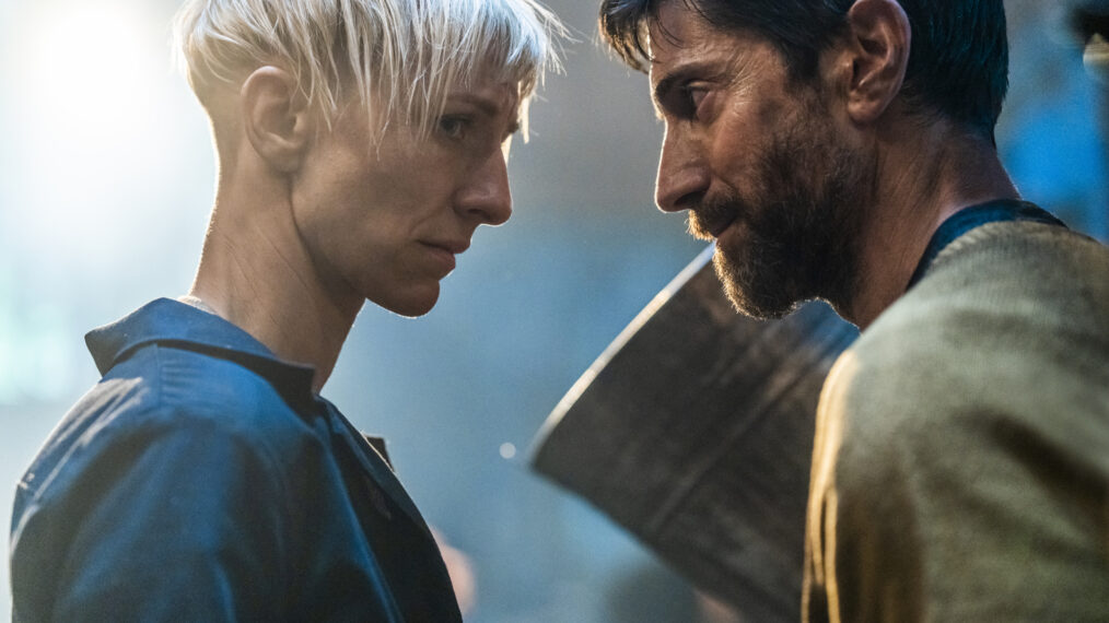 Mickey Sumner as Bess Till and Iddo Goldberg as Bennett in Snowpiercer Season 4