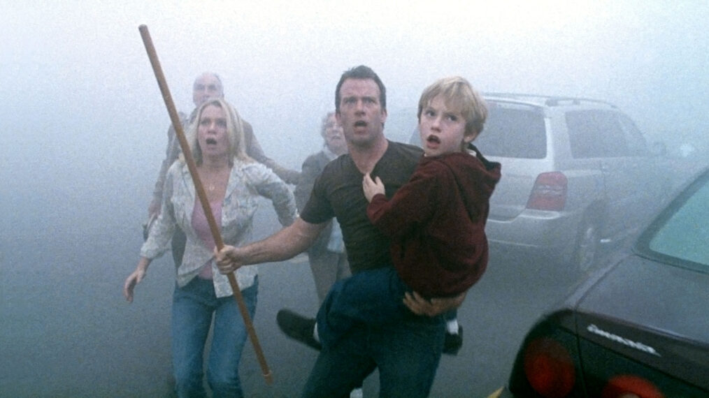 Jeffrey DeMunn, Laurie Holden, Frances Sternhagen, Thomas Jane, and Nathan Gamble in The Mist