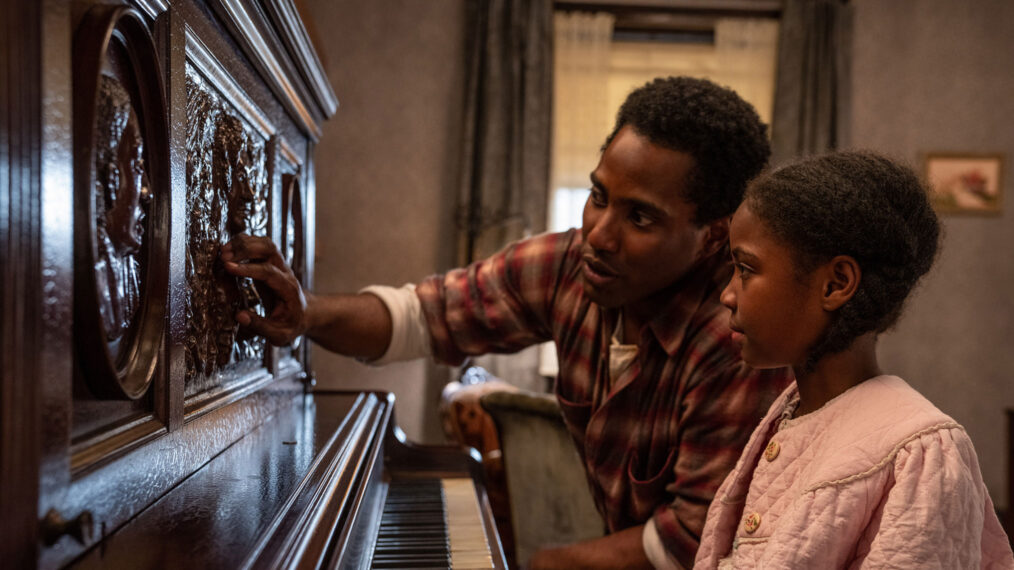 John David Washington as Boy Willie and Skylar Smith as Maretha in The Piano Lesson