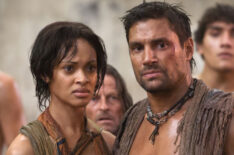 Cynthia-Addai Robinson, Manu Bennett in 'Spartacus: Vengeance' Season 2 Episode 6 - 'Chosen Path'