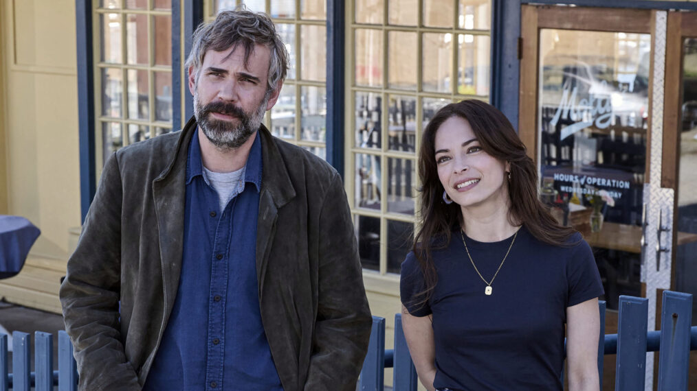 MURDER IN A SMALL TOWN: L-R: Rossif Sutherland and Kristin Kreuk. MURDER IN A SMALL TOWN premieres Tuesday, Sept. 24 (8:00-9:30 PM ET/PT) on FOX. ©2024 Fox Media LLC. CR: Kailey Schwerman/ FOX.