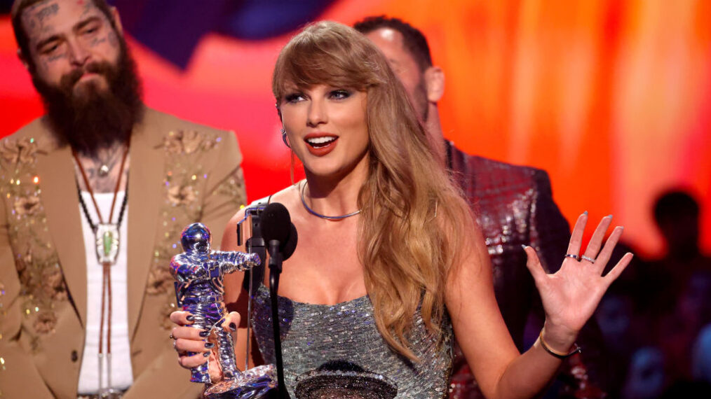 Taylor Swift Thanks ‘Boyfriend’ Travis Kelce and Encourages Vote in VMAs Speech (VIDEO)