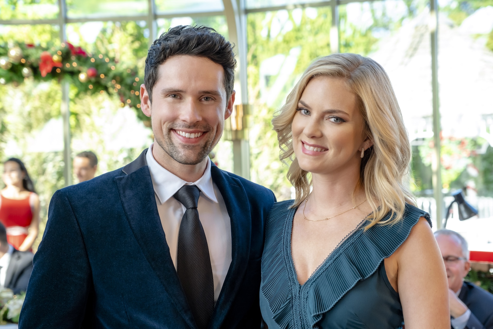 Benjamin Hollingsworth, Cindy Busby in 'A Godwink Christmas Meant for Love'