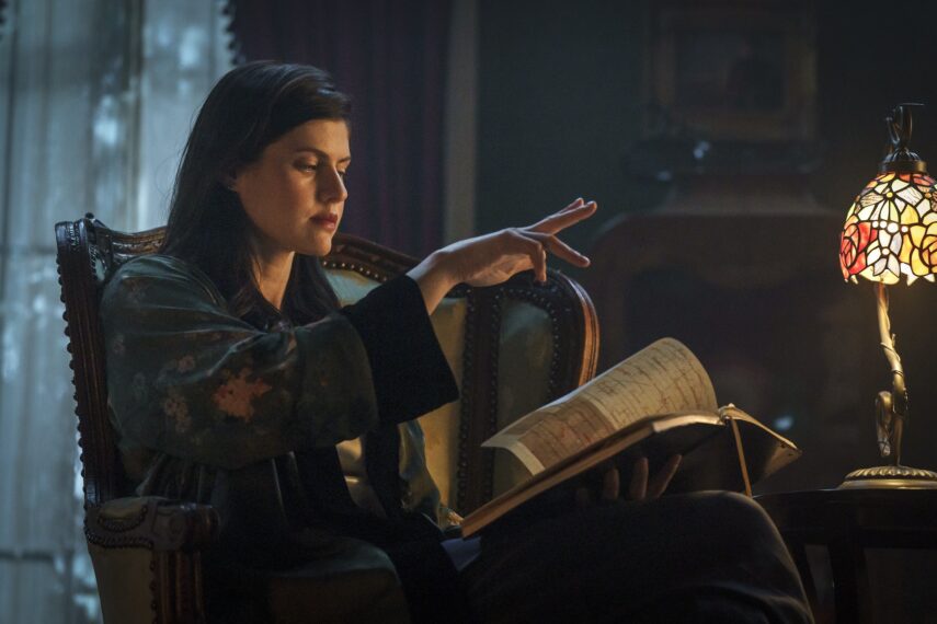 Alexandra Daddario as Rowan Fielding - Mayfair Witches - Season 2, Episode 1