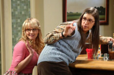 Melissa Rauch, Mayim Bialik in 'The Big Bang Theory'