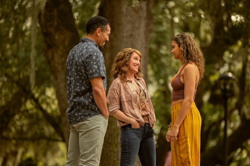 Marland Burke as Mike Carrera, Samantha Soule as Anna Carrera, Madison Bailey as Kiara in episode 406 of Outer Banks