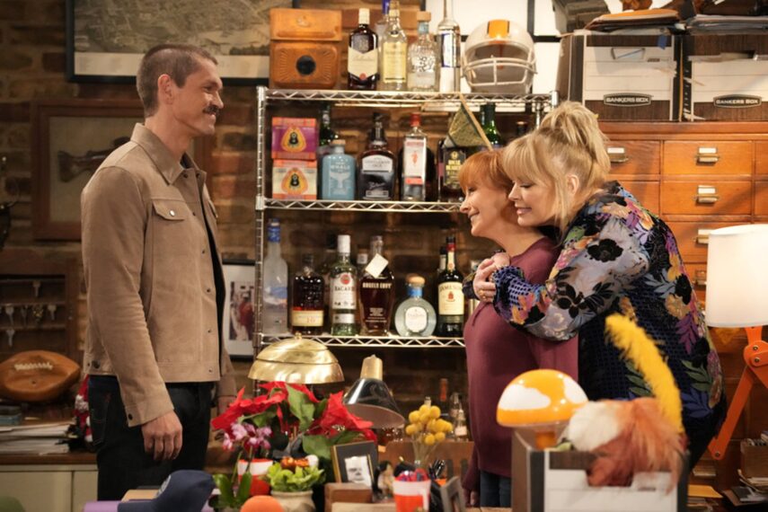 Steve Howey, Reba McEntire, and Melissa Peterman in 'Happy's Place'