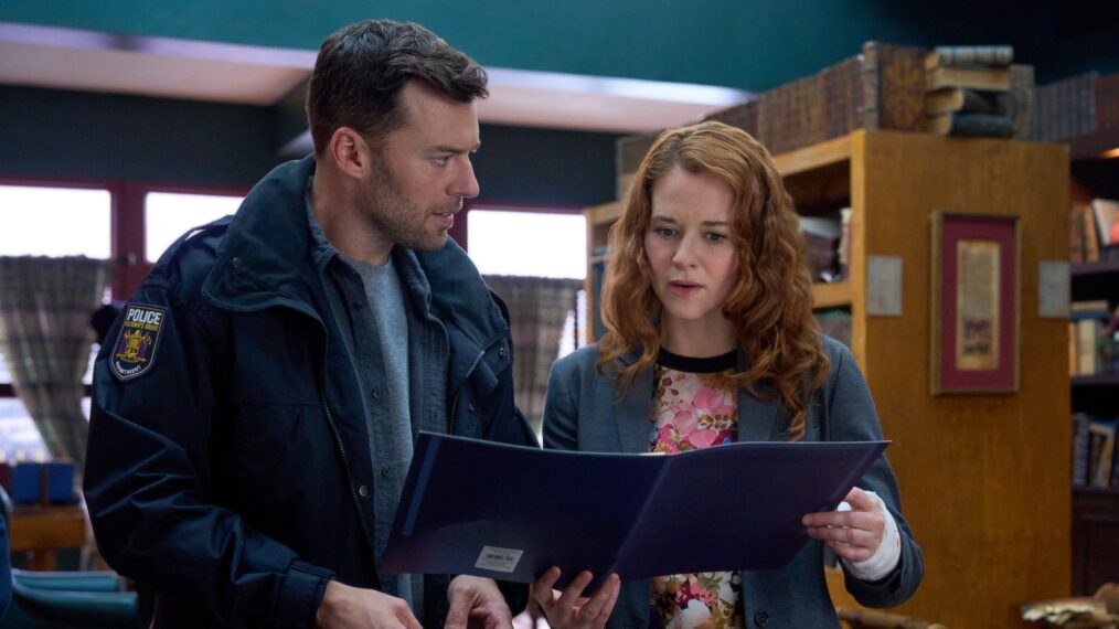 Peter Mooney and Sarah Drew in 'Mistletoe Murders'