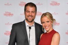 Jessy Schram and Sterling Taylor attend Hallmark's Premiere Screening of Holiday Touchdown: A Chiefs Love Story on November 30, 2024 in Kansas City, Missouri.