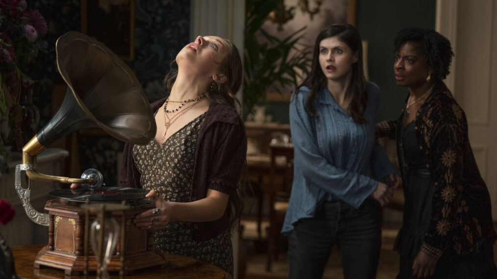 Alexandra Daddario as Dr. Rowan Fielding, Alyssa Jirrels as Moira Mayfair, K. Steele as Evelynne Mayfair in 'Mayfair Witches' Season 2 Episode 4