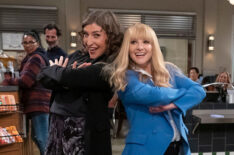 Melissa Rauch as Abby Stone, Mayim Bialik as Herself in 'Night Court' Season 3 Episode 5 - 'Mayim Worst Enemy'