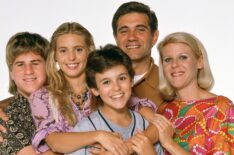 Jason Hervey (Wayne), Olivia d'Abo (Karen), Fred Savage (Kevin), Dan Lauria (Jack), and Alley Mills (Norma) in The Wonder Years