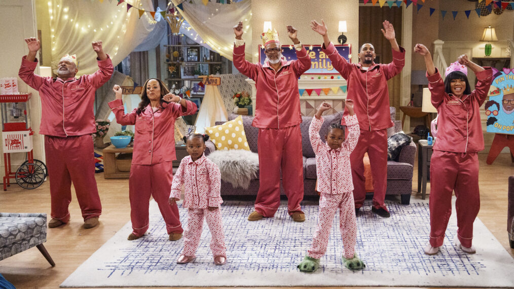 Geoffrey Owens as JJ, Essence Atkins as Ivy, River Blossom as Maya, Damon Wayans as Poppa, Caleb R. Johnson as Trey, Damon Wayans Jr. as Junior, and Wendy Raquel Robinson as Catherine in 'Poppa's House' Season 1 Episode 12 - 'Slumber Party'