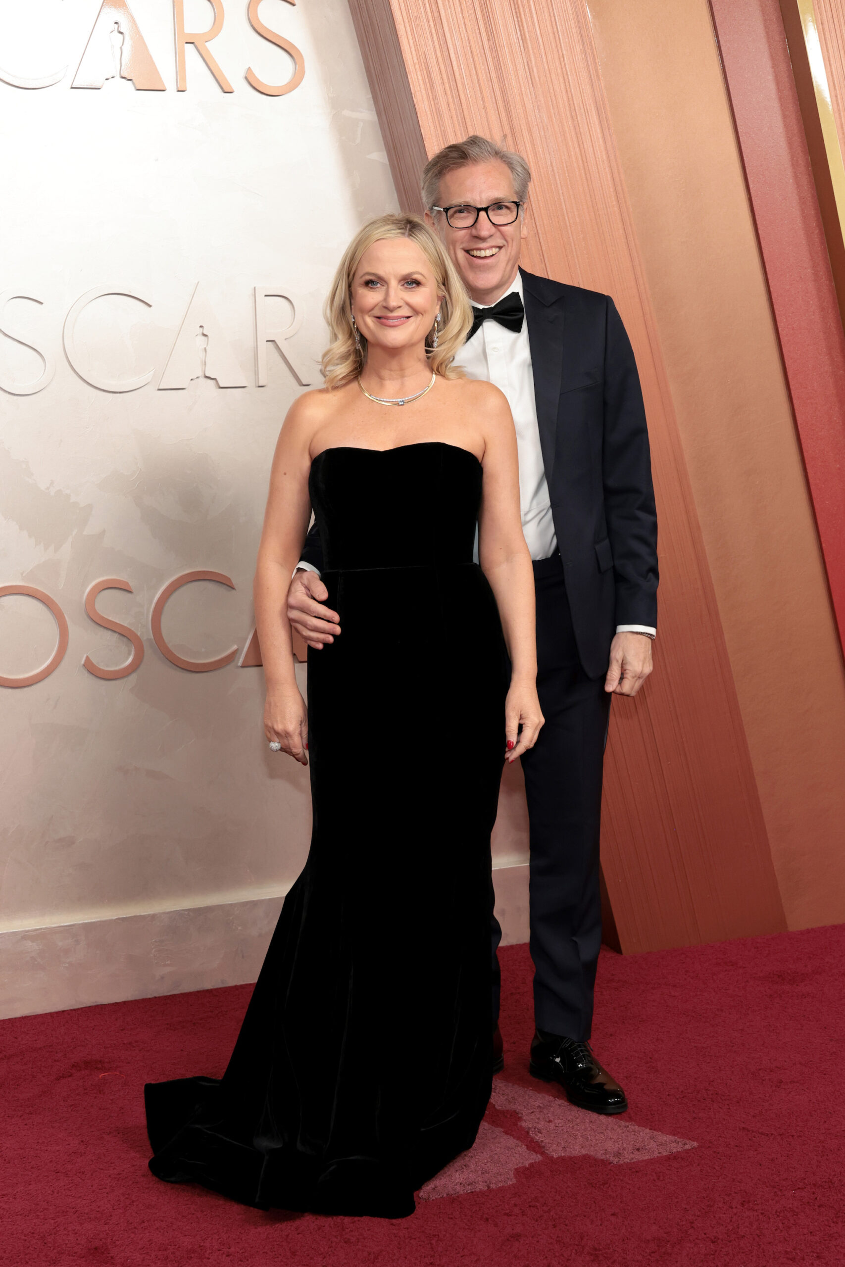 HOLLYWOOD, CALIFORNIA - MARCH 02: (L-R) Amy Poehler and Joel Lovell attend the 97th Annual Oscars at Dolby Theatre on March 02, 2025 in Hollywood, California.