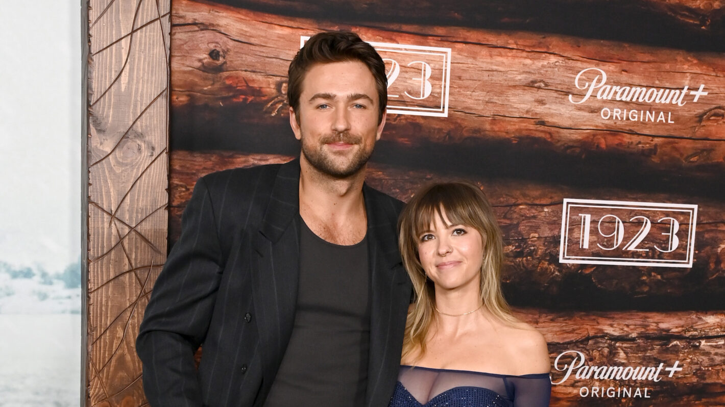 LOS ANGELES, CALIFORNIA - FEBRUARY 19: (L-R) Brandon Sklenar and Courtney Salviolo attend the 