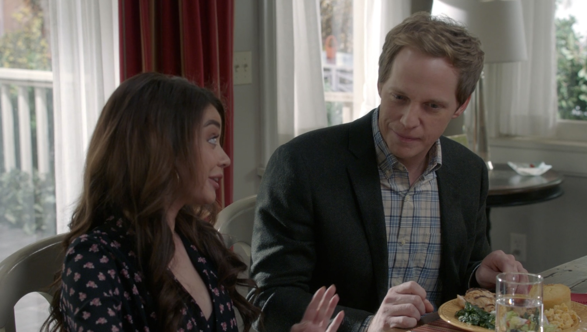 Sarah Hyland and Chris Geere on 'Modern Family'